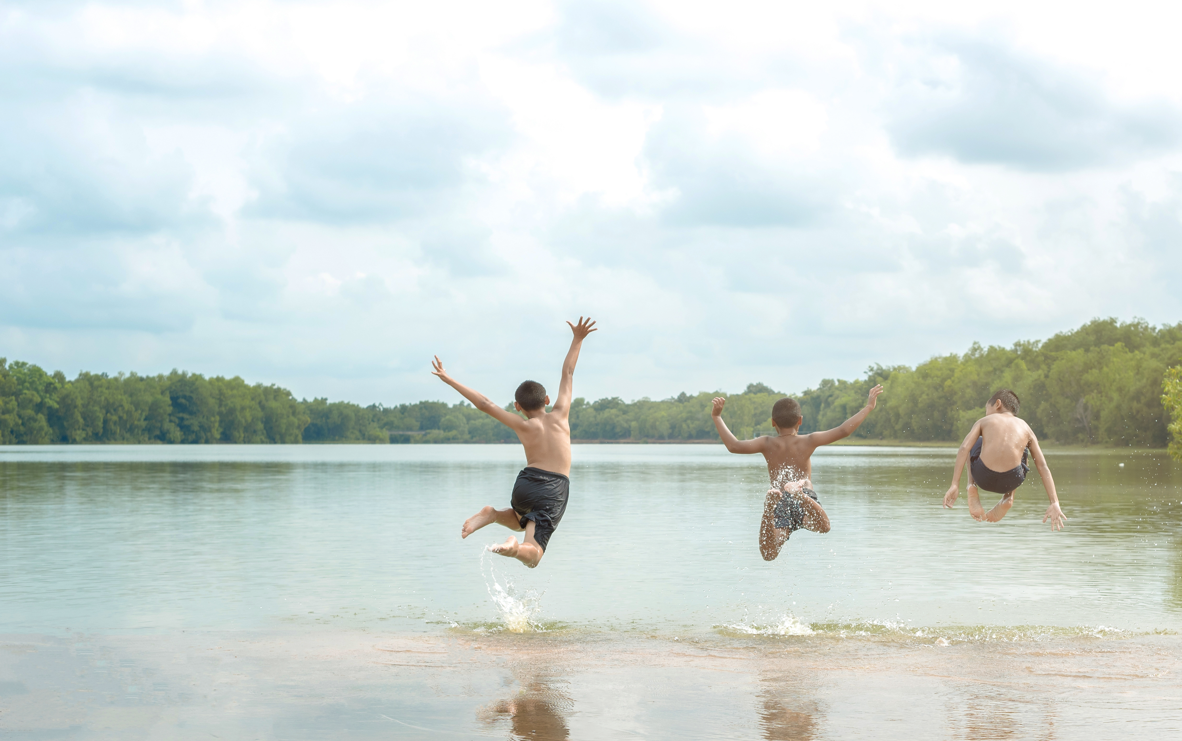 New ways of teaching swimming survival skills