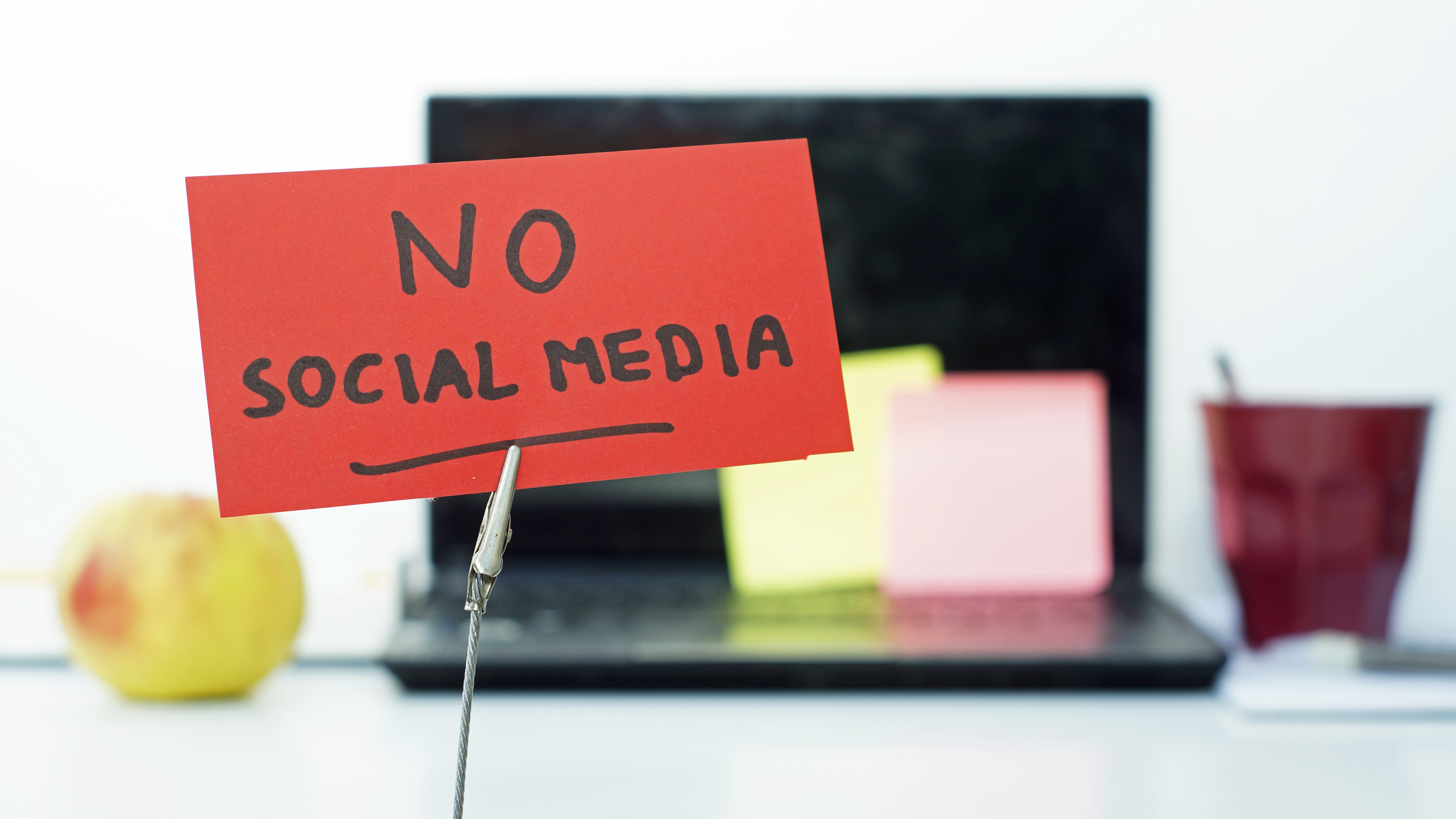 School urges students to shun social media