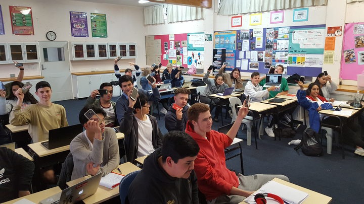 OPINION: Should NZ schools ban mobile phones? - SchoolNews - New Zealand